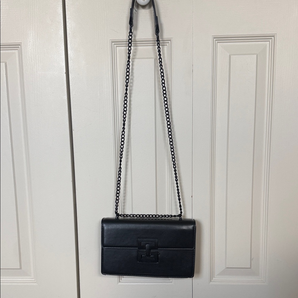 Elegant Black Chain-Strap Crossbody Bag